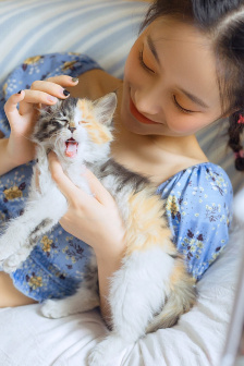 涂了春药被一群人伦爽99势